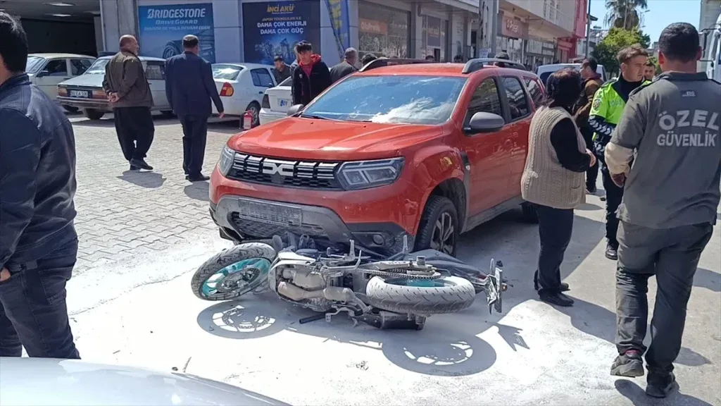 Kozan'da Trafik Kazası: İki Otomobilin Çarptığı Motosiklet Sürücüsü Ağır Yaralandı