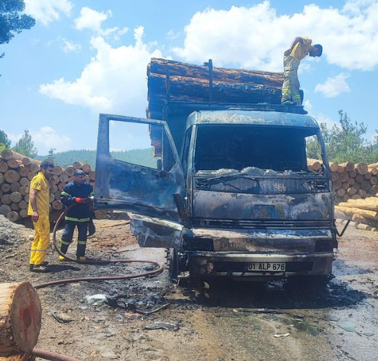 Feke'de Tomruk Taşıyan Kamyon Alev Aldı