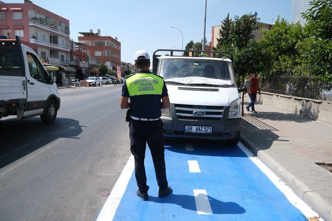 Adana'da Bisiklet Yoluna Park Eden Araç Sahipleri Uyarıldı