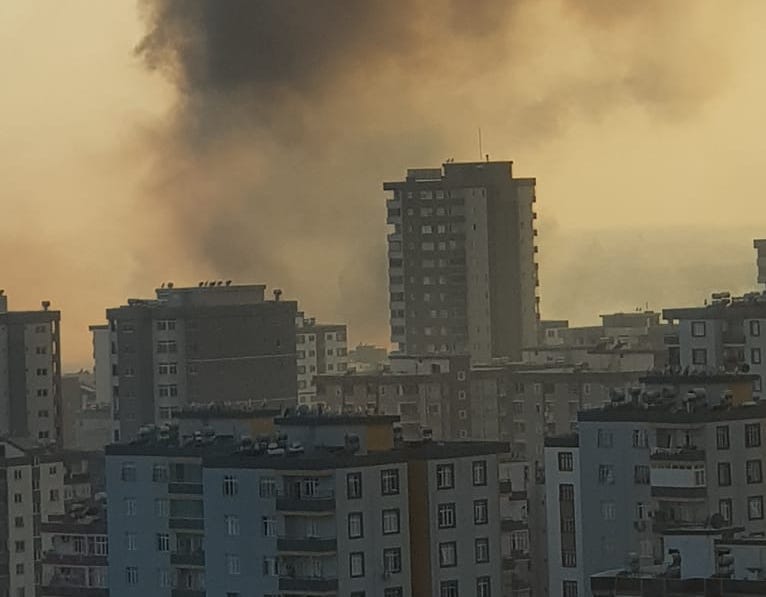 Adana'da Anız Yangını Panik Yarattı: Dumanlar Şehri Kapladı