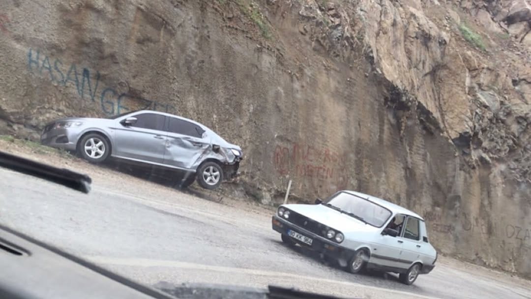 Feke Dokuzdolambaç Mevkiinde Maddi Hasarlı Trafik Kazası Meydana Geldi