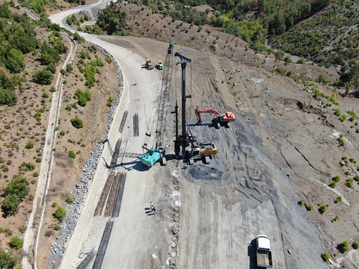 Kozan'da 12 Muhtar, 30 Yıldır Tamamlanamayan Yol İçin Ortak Dilekçe Verdi