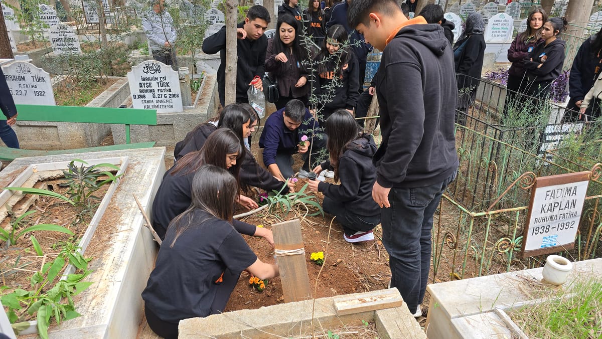 Mehmet Akif Ersoy Lisesi Öğrencileri, Öğretmenlerini Kabri Başında Andılar