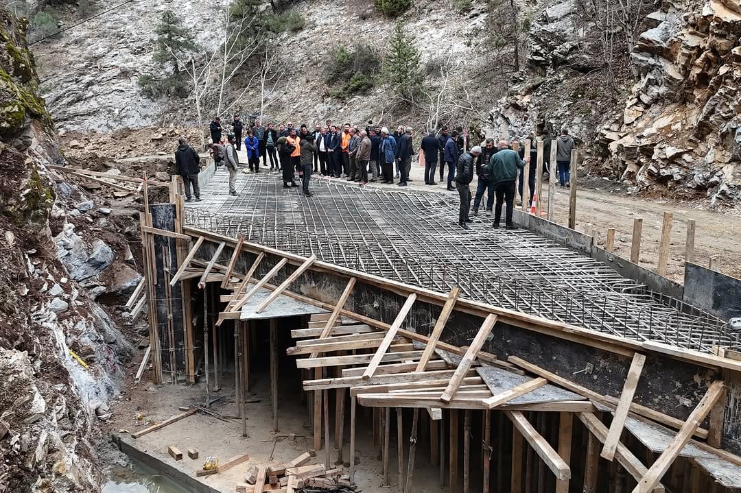 Feke’de Ulaşım Nefes Alıyor: 18 Mahalleyi Bağlayan Kritik Köprüde Sona Gelindi