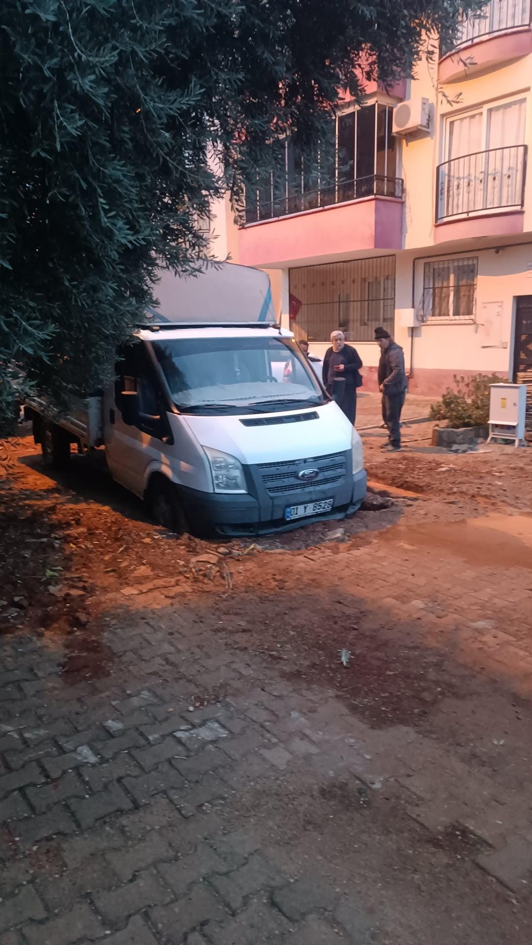 Karacaoğlan Mahallesinde Bir Araç Çamura Saplandı