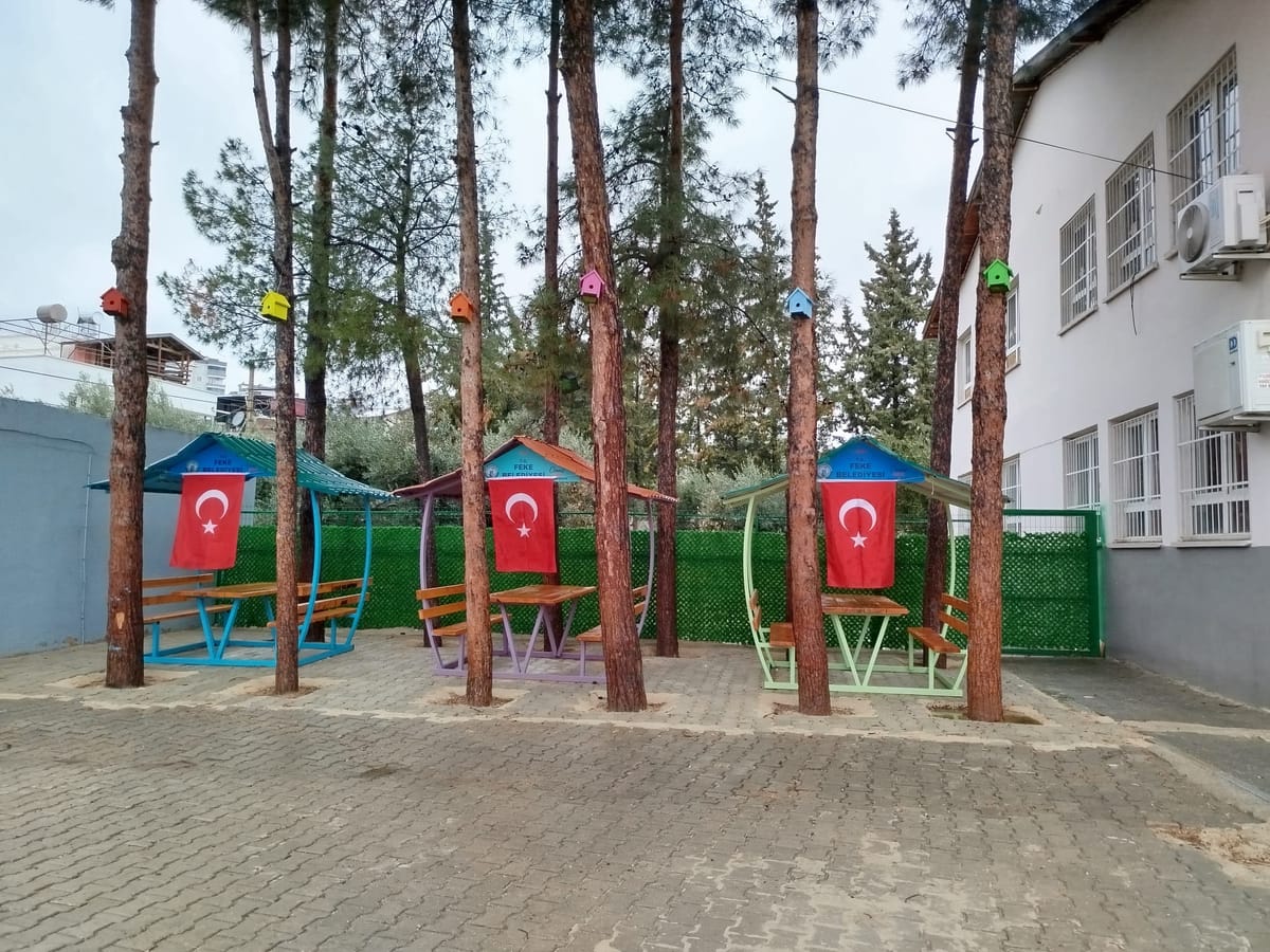 Kozan 100. Yıl İlkokulu Kırmızı Beyaza Büründü