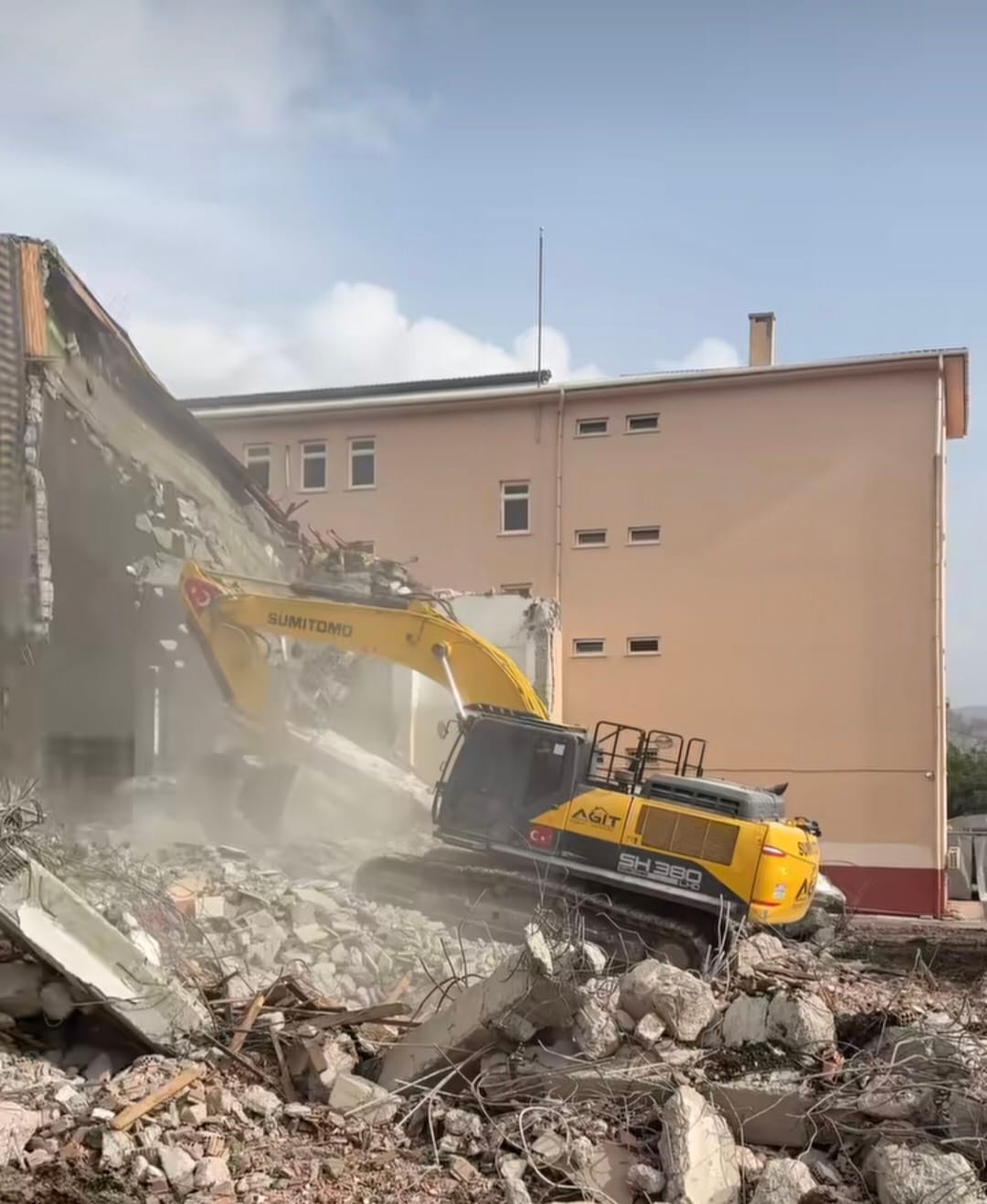 Kozan Sağlık Meslek Lisesi Spor Salonu İçin Yıkım Vakti