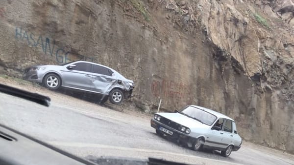 Feke Dokuzdolambaç Mevkiinde Maddi Hasarlı Trafik Kazası Meydana Geldi
