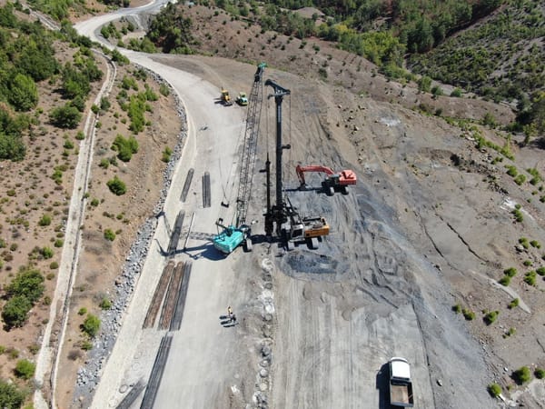 ​Kozan'da 12 Muhtar, 30 Yıldır Tamamlanamayan Yol İçin Ortak Dilekçe Verdi