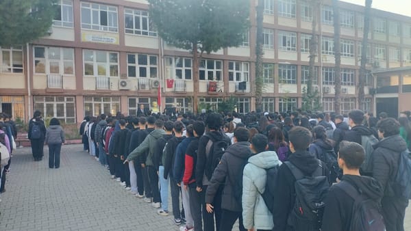 Türkiye’de Bir İlk Adana’dan: Liseliler Japon Usulü Temizliği (Osoji) Getiriyor!