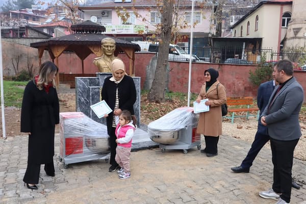 Feke’de Vatandaşlara Hamur Yoğurma Makinesi Verildi