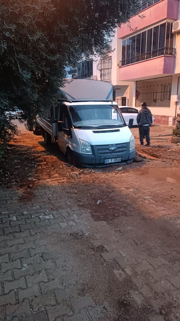 Kozan’da Yağmur Sonrası Yol Çilesi: Karacaoğlan’da Bir Araç Çamura Saplandı