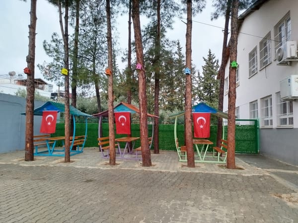 Kozan 100. Yıl İlkokulu Kırmızı Beyaza Büründü